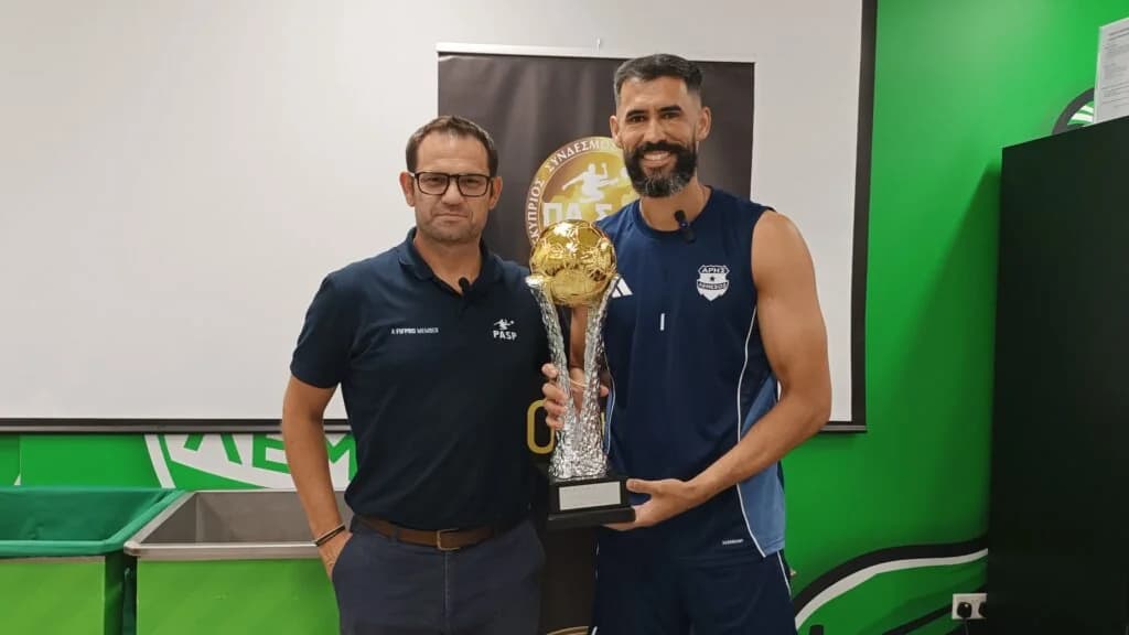 ואנה אלבס זוכה בכפפות הזהב, פונה לחבריו לקבוצה