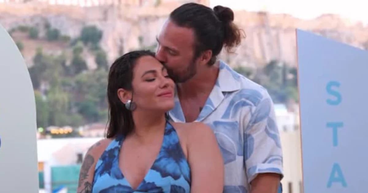 אורידיקי ואלאוואני: נשיקה חמה וחיבוק לבנה