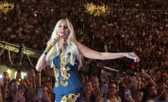 Anna Vissi makes history at the Kallimarmaro Stadium with 65,000 fans