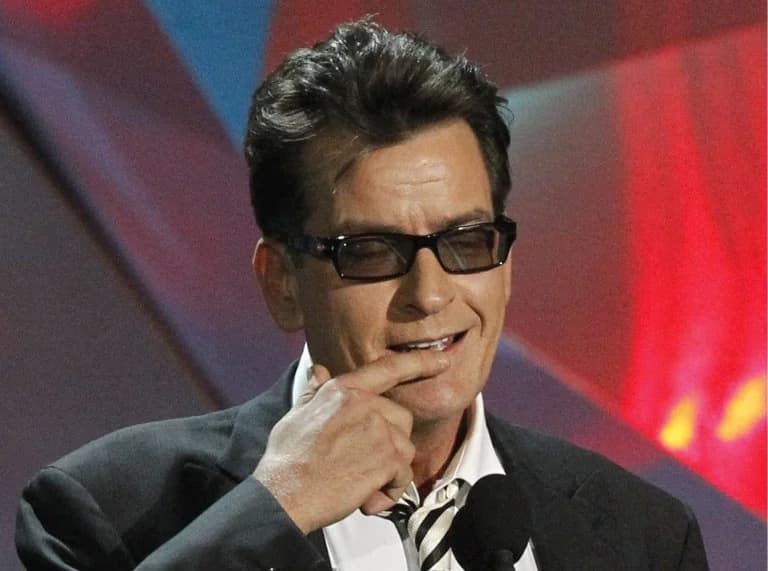 Charlie Sheen: Vom bestbezahlten Schauspieler zum Rückschlag – Wie hoch ist sein heutiges Nettovermögen?