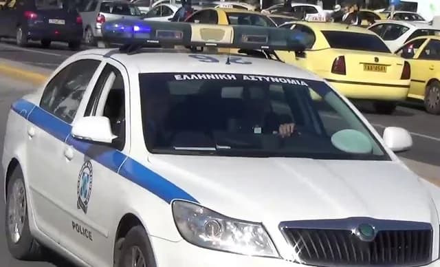 בנו של זמר מפורסם נעצר בגין תקיפת שוטר