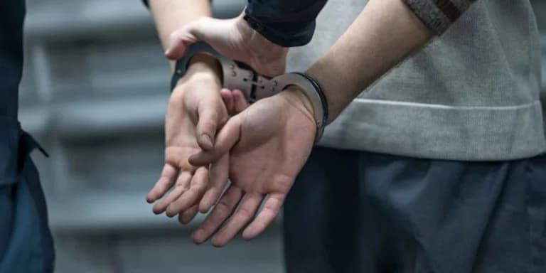 42-jähriger Zuhälter inhaftiert – Bestreitet die Anklage