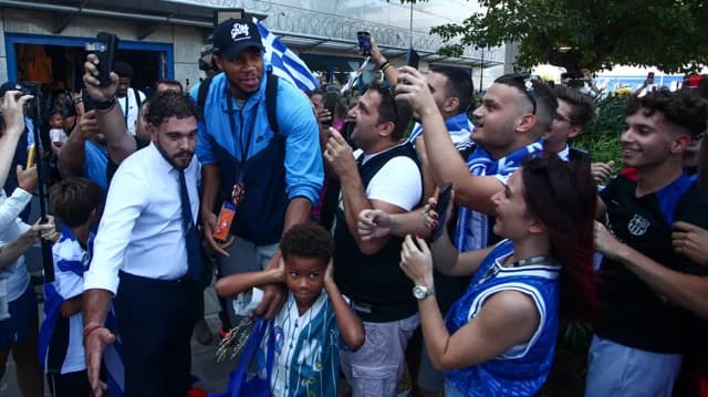 קבלת פנים חמה באתונה לנבחרת הכדורסל הלאומית 'ארד'