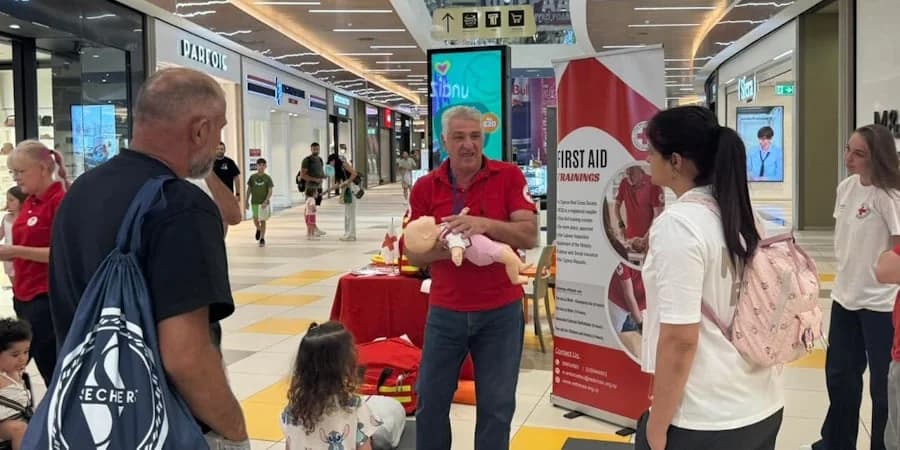 הצלב האדום הקפריסאי מציין את יום העזרה הראשונה הבינלאומי
