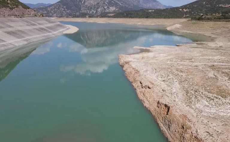 缺水：莫尔诺斯水位急剧下降 – 无人机视频