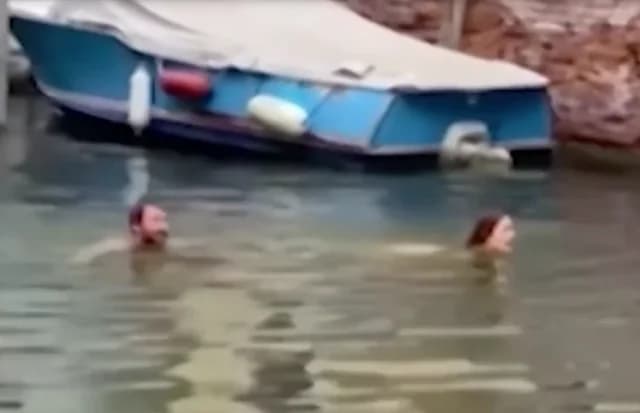 Βενετία: Ζευγάρι βούτηξε σε κανάλι, τιμωρήθηκε με πρόστιμο και απαγόρευση εισόδου