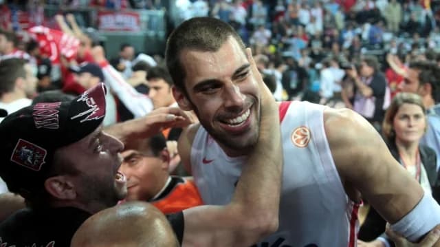 Fan del Olympiacos se tatúa el 'Flotador' de Printezis; El Jugador Responde