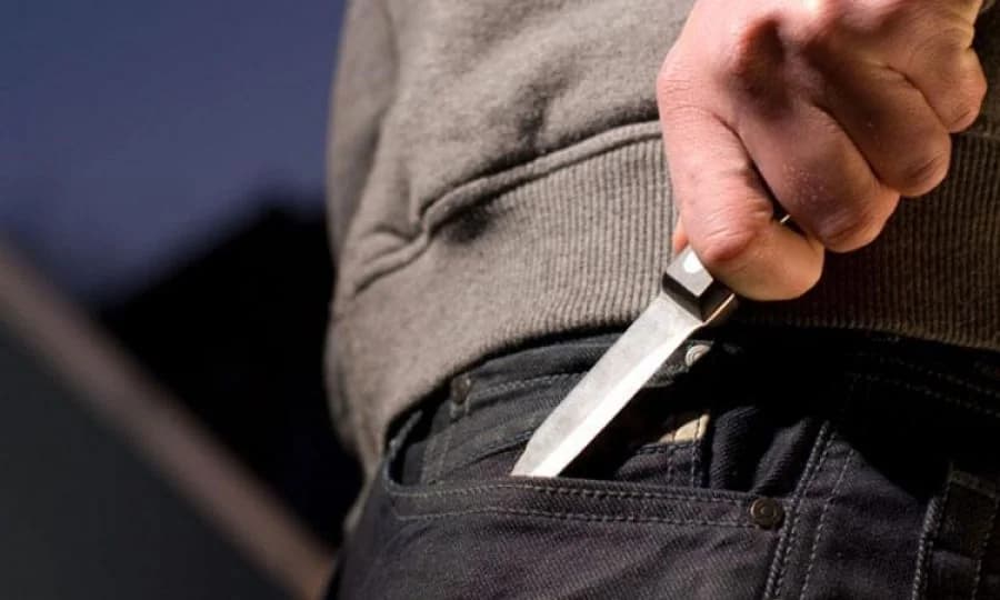 Ληστεία με μαχαίρι σε διανομέα: Άρπαξαν χρήματα και εξαφανίστηκαν