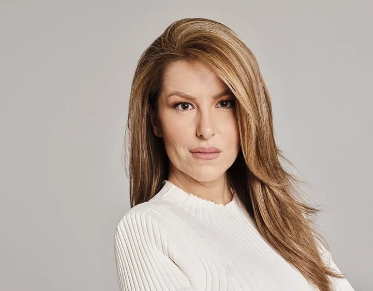 Anastasia Giamali: Premiere von «Exelixeis tora» auf MEGA
