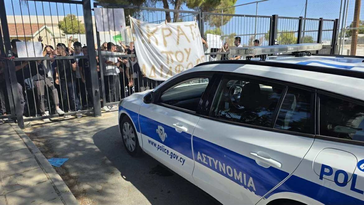 Estudiantes boicotean clases en la escuela secundaria Polis Chrysochous por problemas con el aire acondicionado