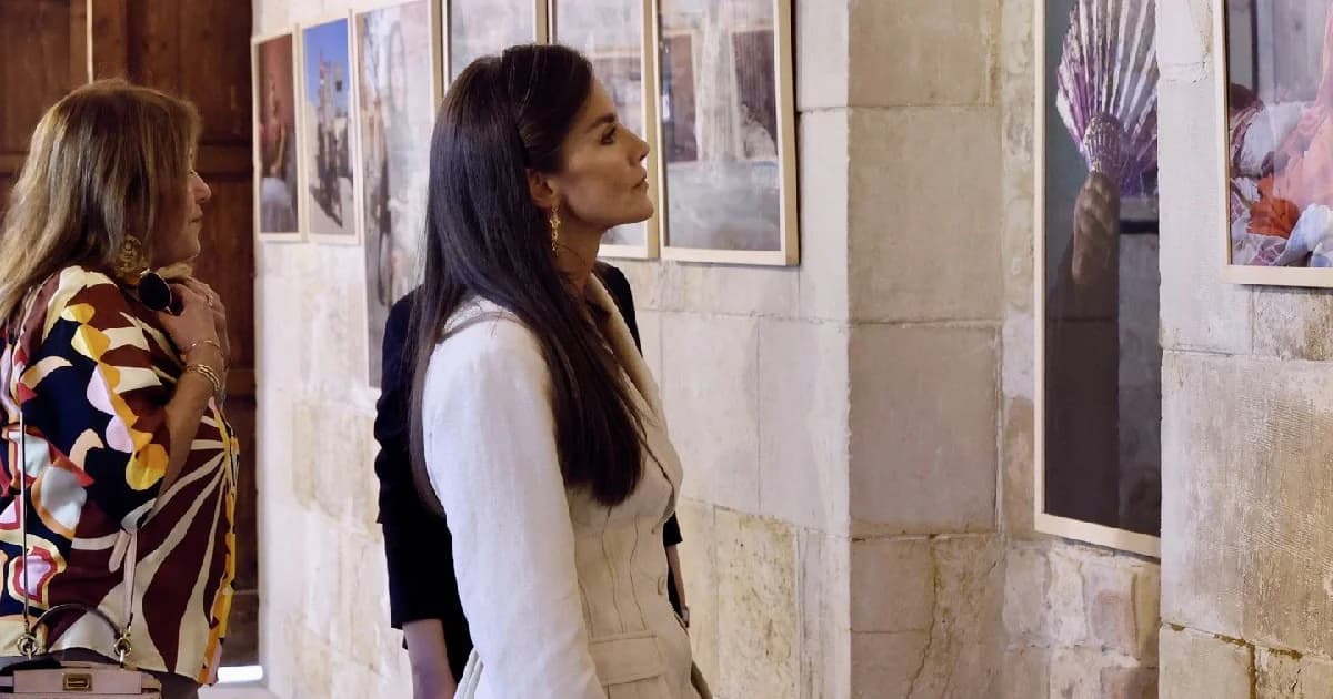 המלכה לטיסיה מאמצת שיק צרפתי עם נעלי מרי ג'יין