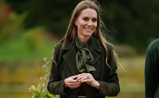 Kate Middleton begeistert mit Midirock und Wildlederstiefeln