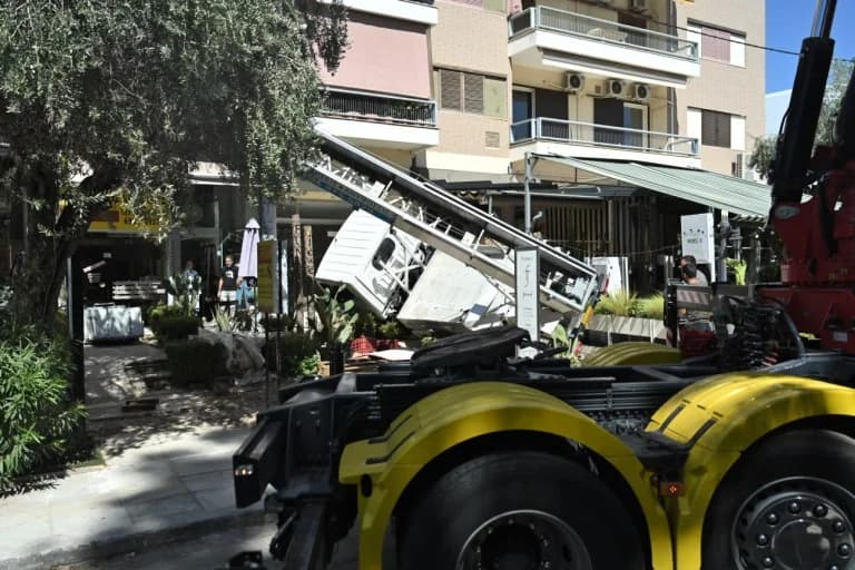 גליפאדה: מנוף התהפך על בית קפה - שיבושי תנועה