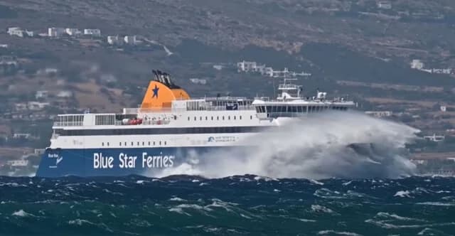 Blue Star Naxos: Μάχη με τα κύματα εν μέσω απαγορευτικού