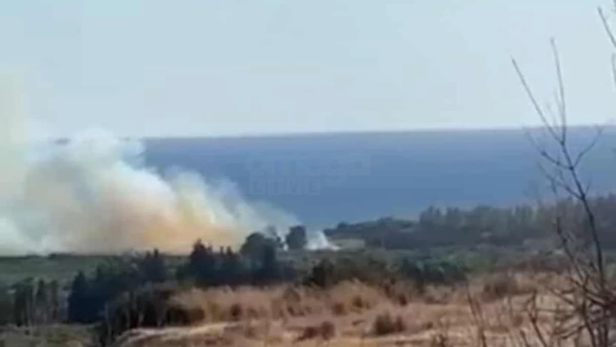 Feuer in der Nähe der Entsalzungsanlage in Kouklia, Paphos