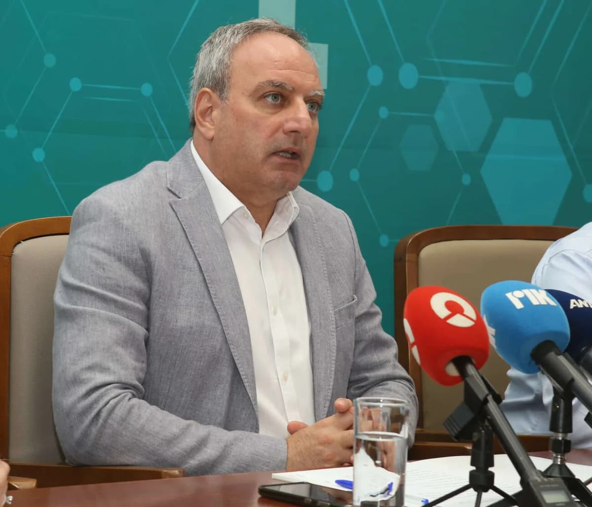 Σφοδρή κριτική Στεφάνου στην κυβέρνηση για εντολές του Ισραήλ