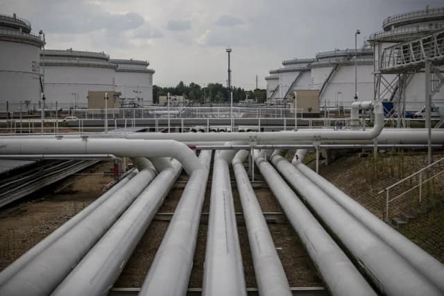 ЕС рассматривает возможность ограничения потока российского топлива в Венгрию и Словакию