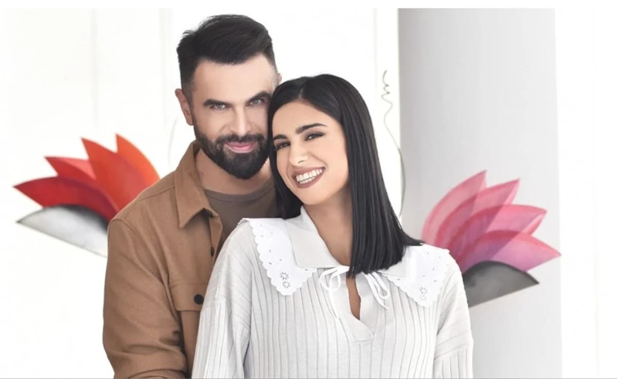 גיורגוס פאפאדופולוס: מקדיש שיר שלא פורסם לאשתו באמצעות שיחת וידאו