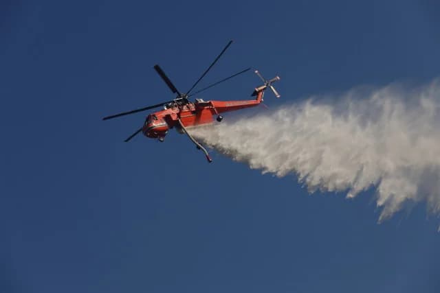 Πυρκαγιά στο Εξαμίλι Λαγκαδά: Επιχείρηση κατάσβεσης με ελικόπτερα