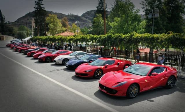 Evento Ferrari en Lárnaca para fines benéficos