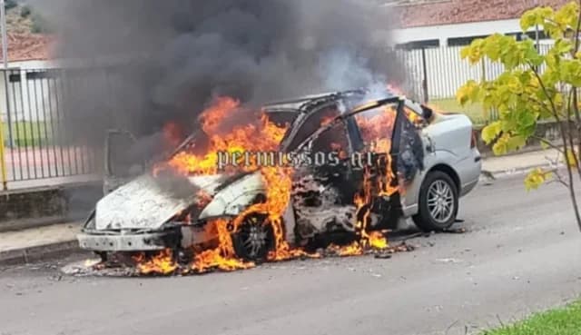 Fahrzeug in Aliartos, Griechenland, in Flammen – Video