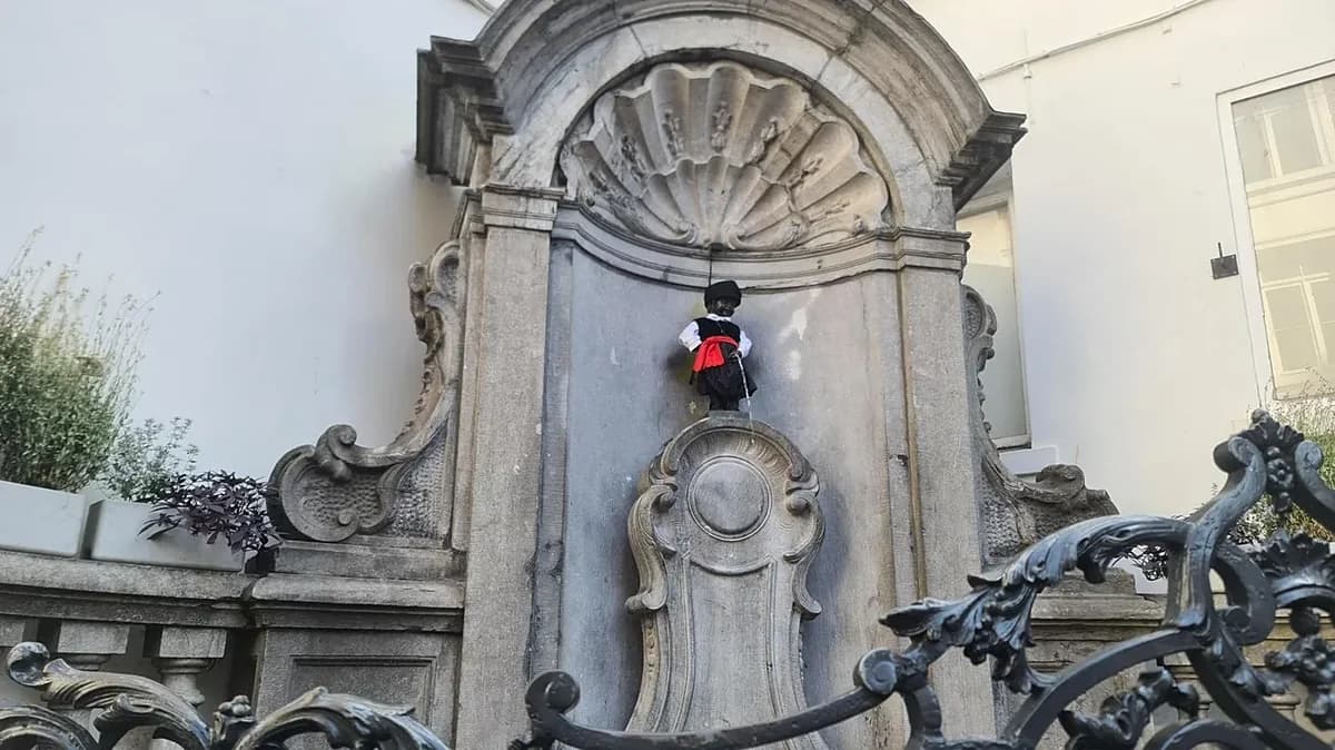 ФОТО: Manneken Pis одет в кипрскую «враку» в честь Дня независимости