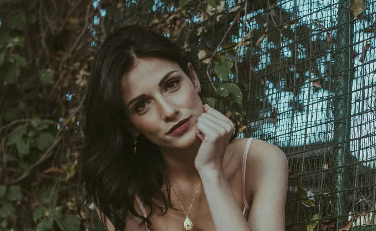 Eirini Karagiorgi: Anprobe des Hochzeitskleides mit Freundinnen vor der Hochzeit mit Chr. Kypris
