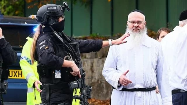 Ataque a Sinagoga en Mánchester: Guardia y Rabino Aclamados como Héroes