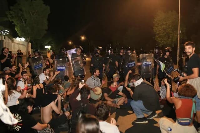 Tensión en protesta por Gaza frente al Ministerio de Relaciones Exteriores en Nicosia