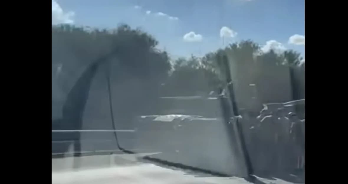 Zypern: Panzer bleibt nach Parade auf Autobahn liegen – Video