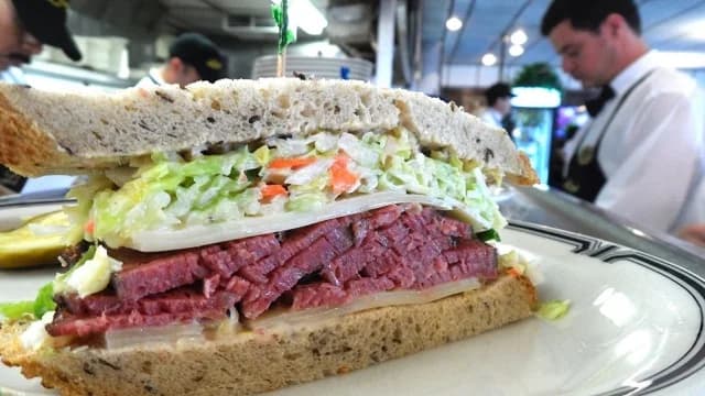 Verkostung von #19: Langer's berühmtes Pastrami-Sandwich in Los Angeles