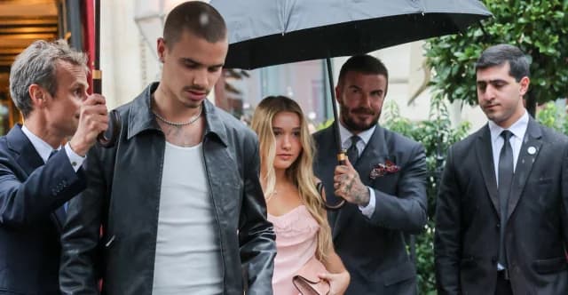Familie Beckham vereint bei Victorias Show in Paris; Brooklyn fehlt