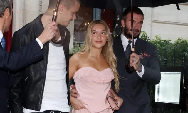 Die Beckham-Familie in Paris für Victoria's Fashion Week Show