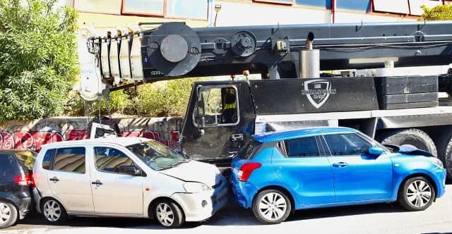 Κερατσίνι: Γερανός προκάλεσε ζημιές σε σταθμευμένα οχήματα