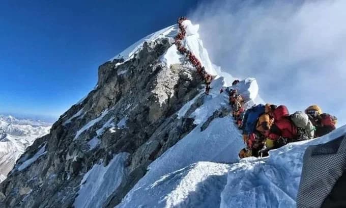Everest: Miles de escaladores atrapados por la nieve, rescates en marcha