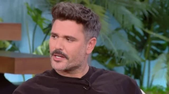 Michalis Leventogiannis: Dislexia y apariciones en televisión