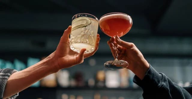 Klassisches Flirten kehrt zurück: Sitzen an der Bar als Dating-Trend