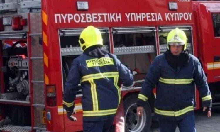 Πυρκαγιά σε εγκαταλειμμένη οικία στη Λευκωσία – Αποκλεισμός δρόμου