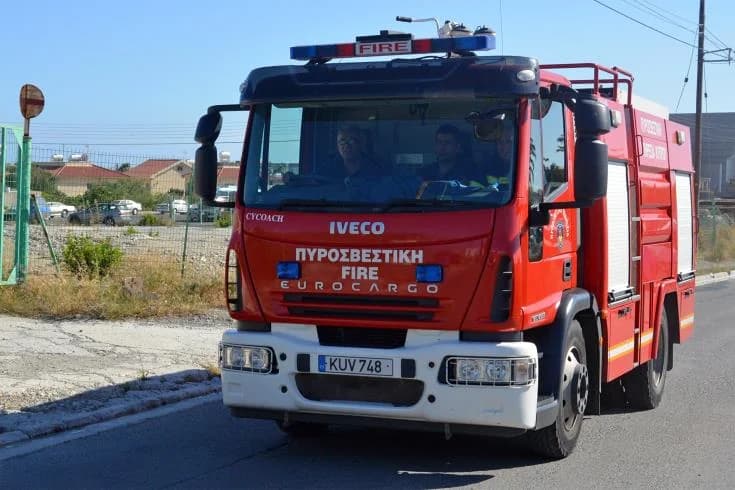 Пожар в заброшенном доме в Никосии – дорога перекрыта