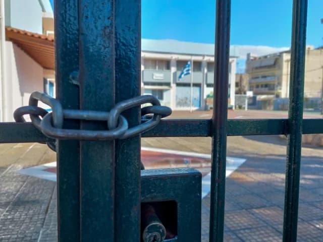 Ираклион: Ученики пытались продать пневматическое оружие в школе