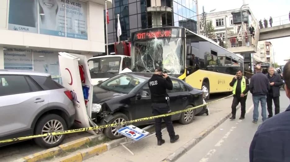 Tragedy in Istanbul: Bus Crashes into Stop, One Dead