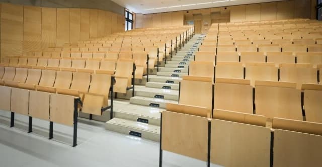 非国立大学：12所学校获得认证，3所法学院除外