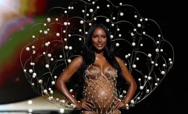 Victoria’s Secret Fashion Show 2025: Жасмин Тукс и Материнство в Центре Внимания