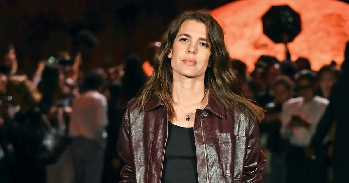 Charlotte Casiraghi besucht Chanel Fashion Show