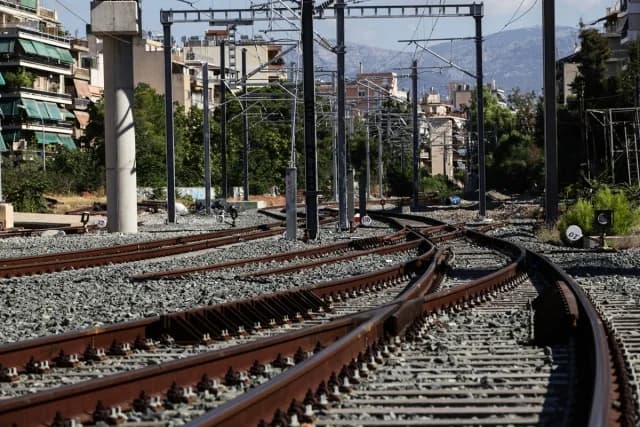 פטראס: מכונית חוסמת את ירידת מחסום הרכבת - המשטרה הוזעקה