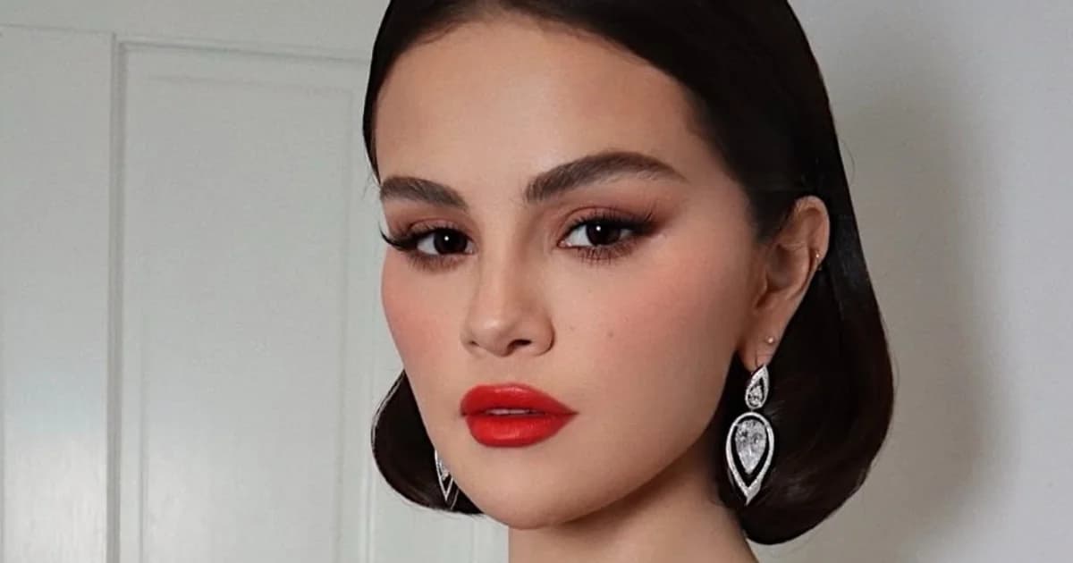 Selena Gomez lanciert Oxblood-Maniküre: Der Herbsttrend 2025