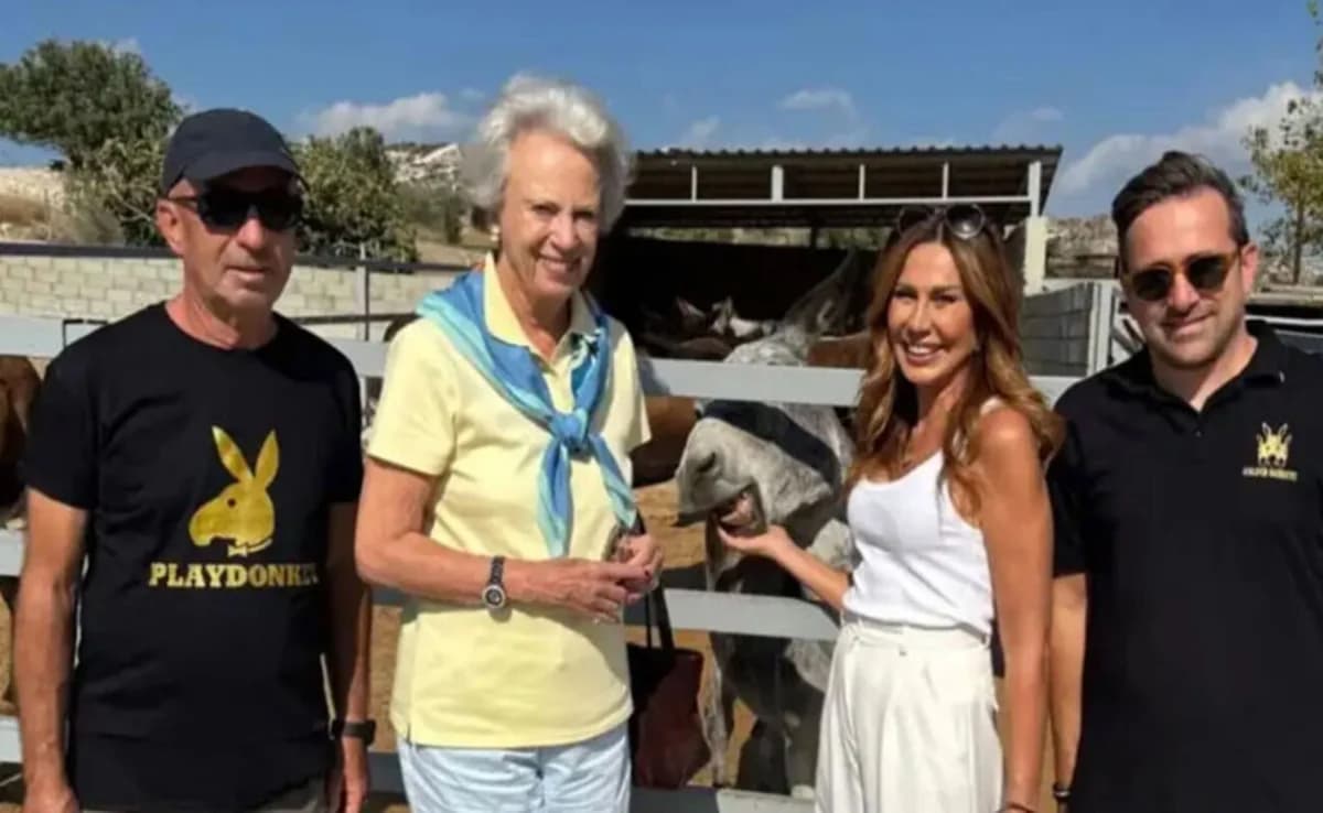 Stella Georgiadou: Visita Real a "Golden Donkeys Farm"
