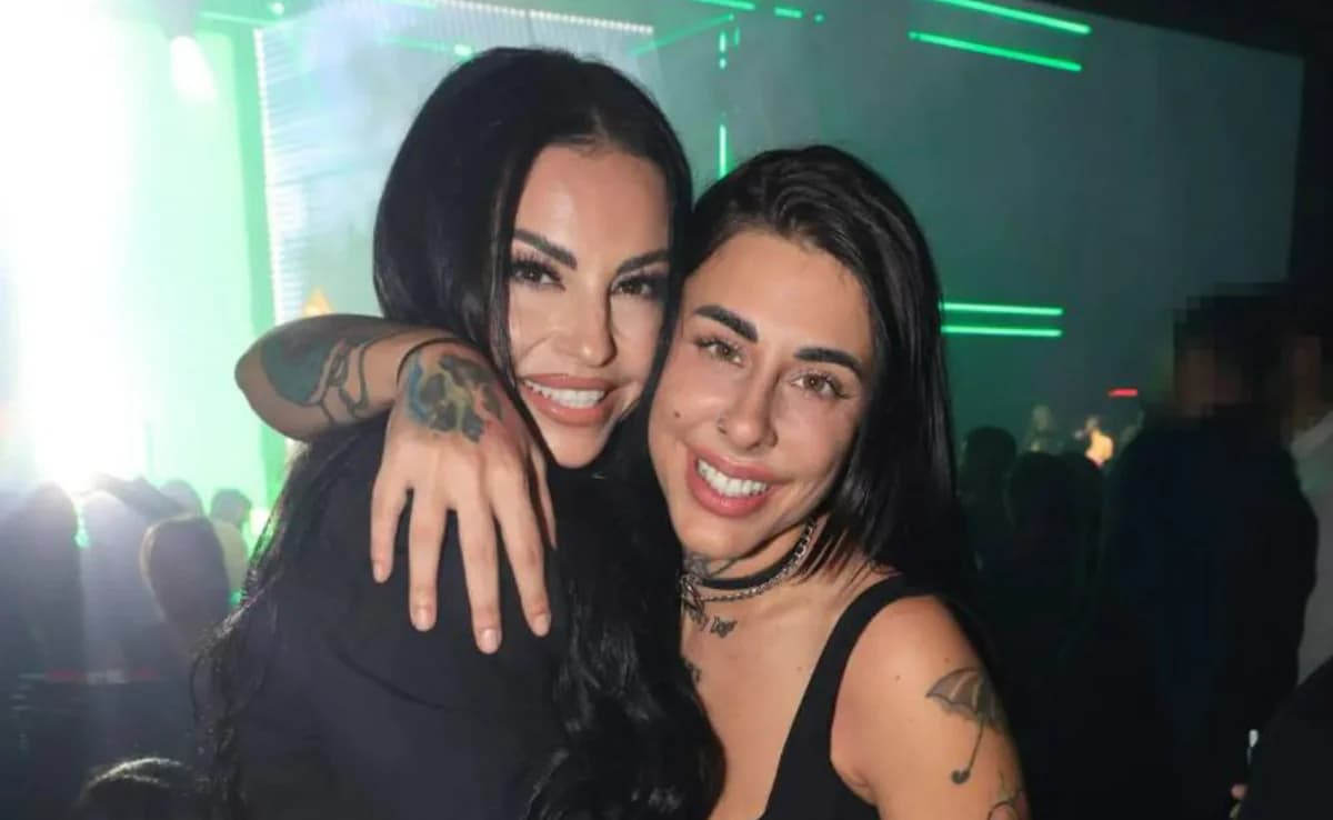Dimitra Alexandrakis y Super Kiki comparten un beso en un club nocturno