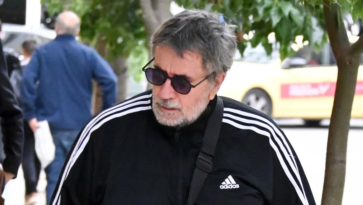 Σπύρος Παπαδόπουλος: Σπάνια εμφάνιση στο κέντρο της Αθήνας