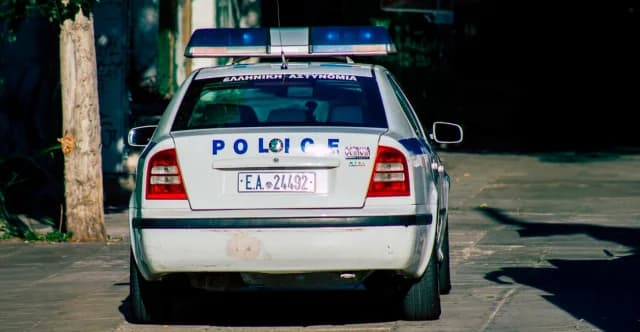 卡拉马里亚：22 岁年轻人入室盗窃豪华车 - 赃物超过 5 万欧元